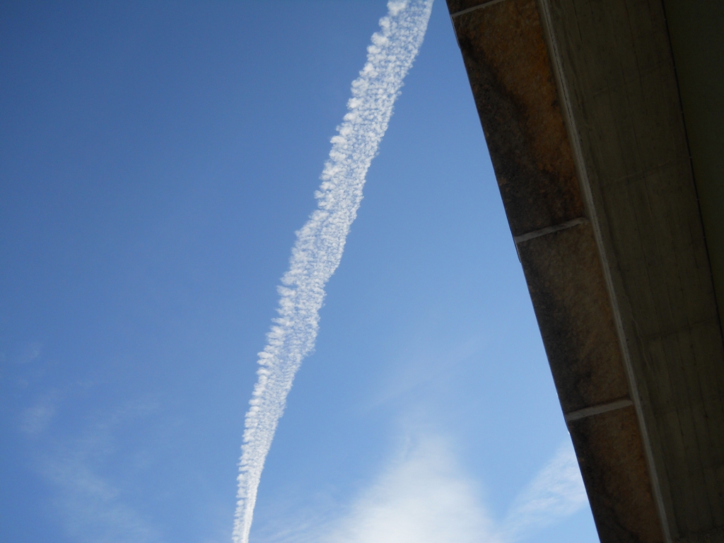 Segno bianco nel cielo blu